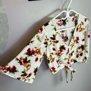 U2B White and Red Floral Print Crop Blouse with Flutter Sleeves Womens Size M